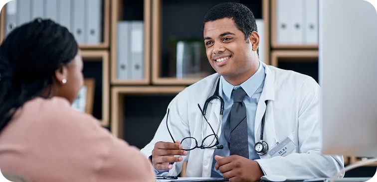 Família protegida por plano de assistência familiar com convênios médicos